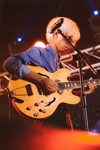 musical isntrument maker featuring artist 8